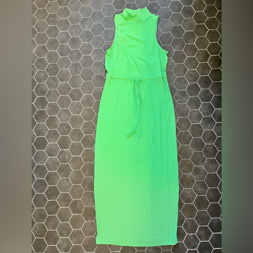 Fitted sleeveless ribbed midi dress with waist tie.